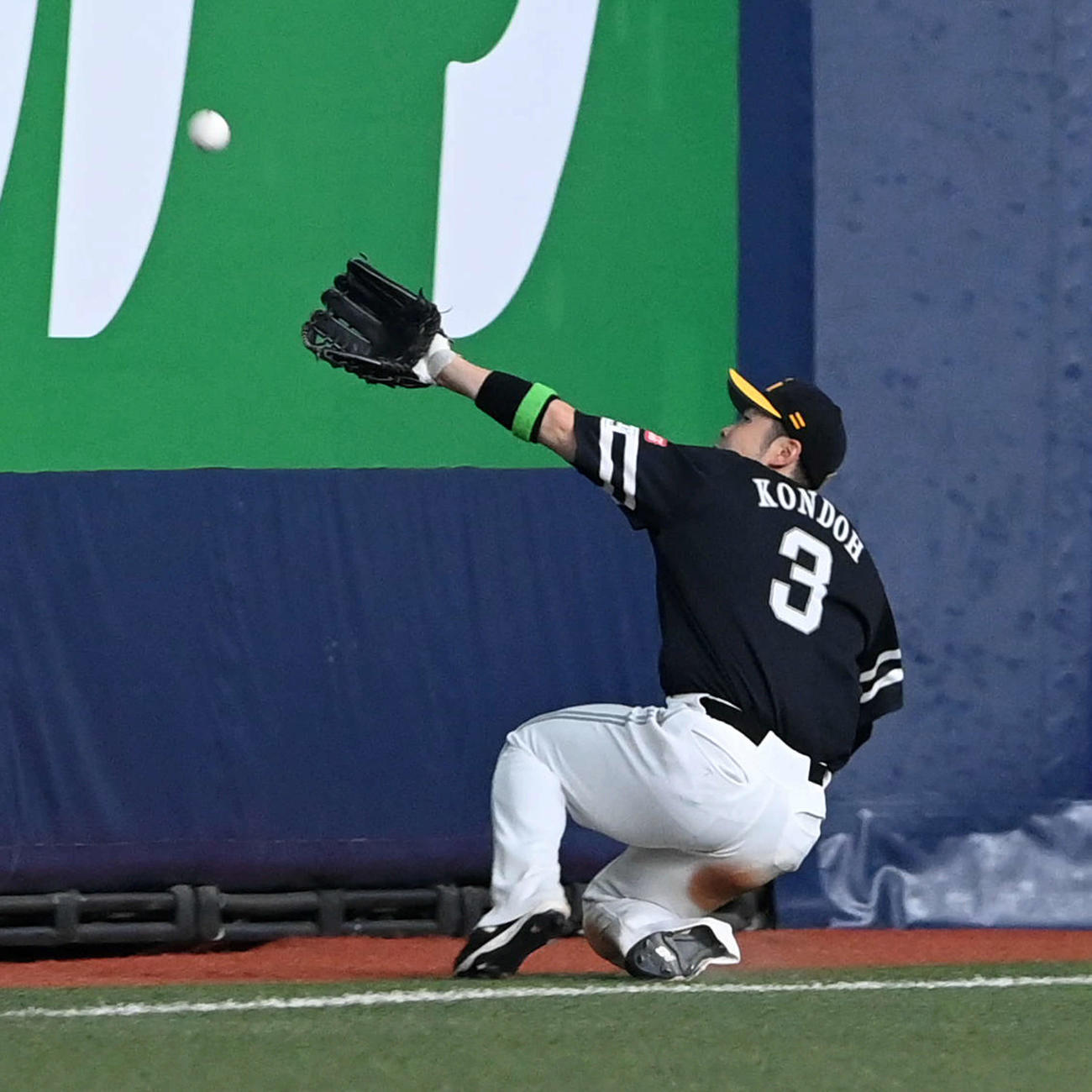 オリックス対ソフトバンク　8回裏オリックス無死、西野の左邪飛を好捕する近藤（撮影・前岡正明）