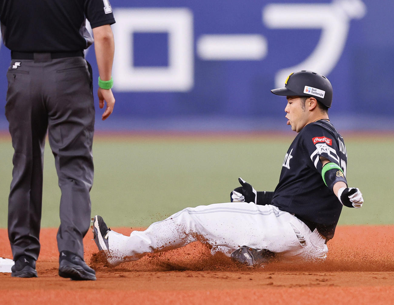 オリックス対ソフトバンク　2回表ソフトバンク無死、右越えに二塁打を放ち滑り込む近藤（撮影・藤尾明華）