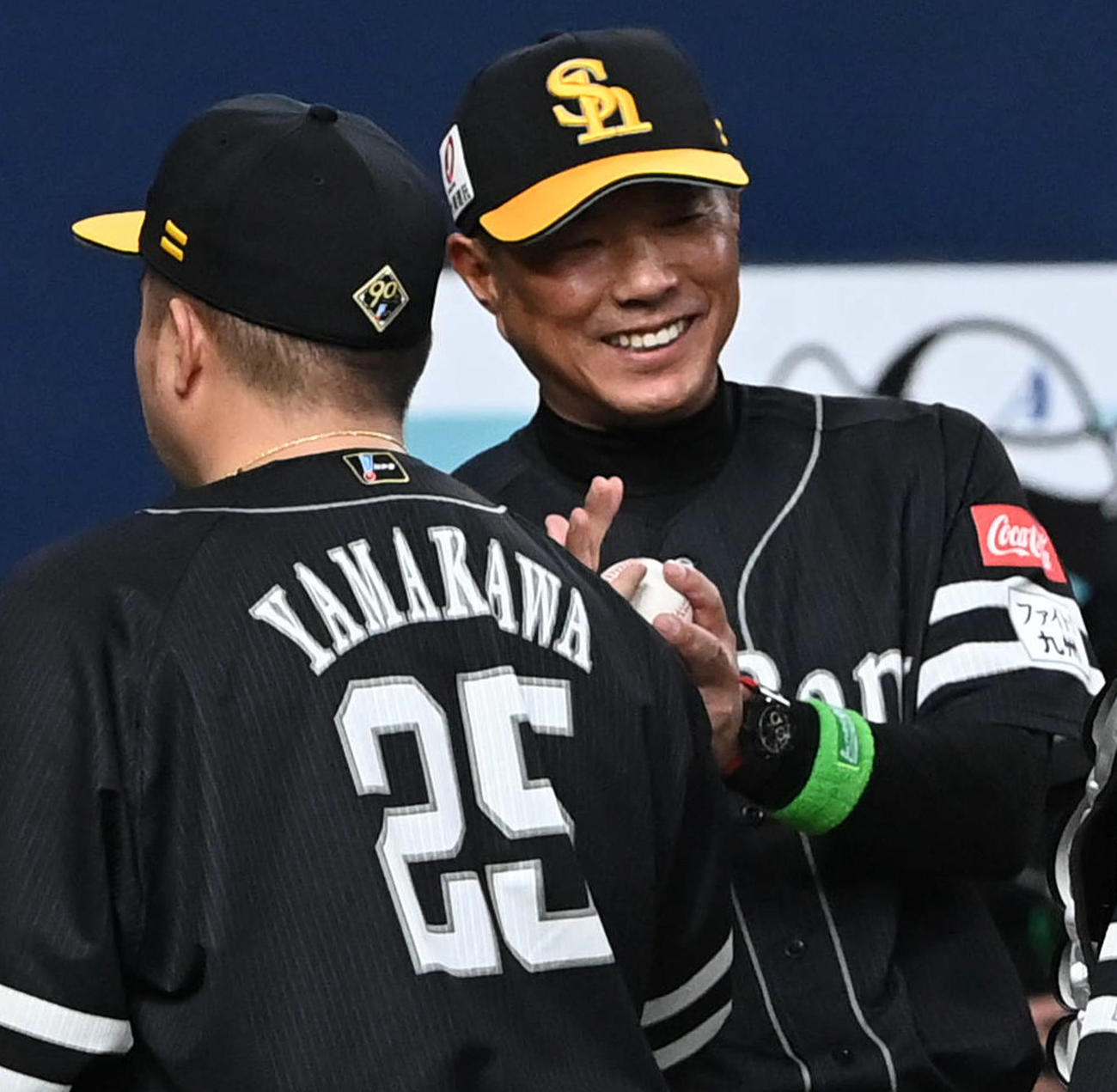 オリックス対ソフトバンク　山川（左）から監督初勝利のウイニングボールを受け取り笑顔を見せる小久保監督（撮影・前岡正明）