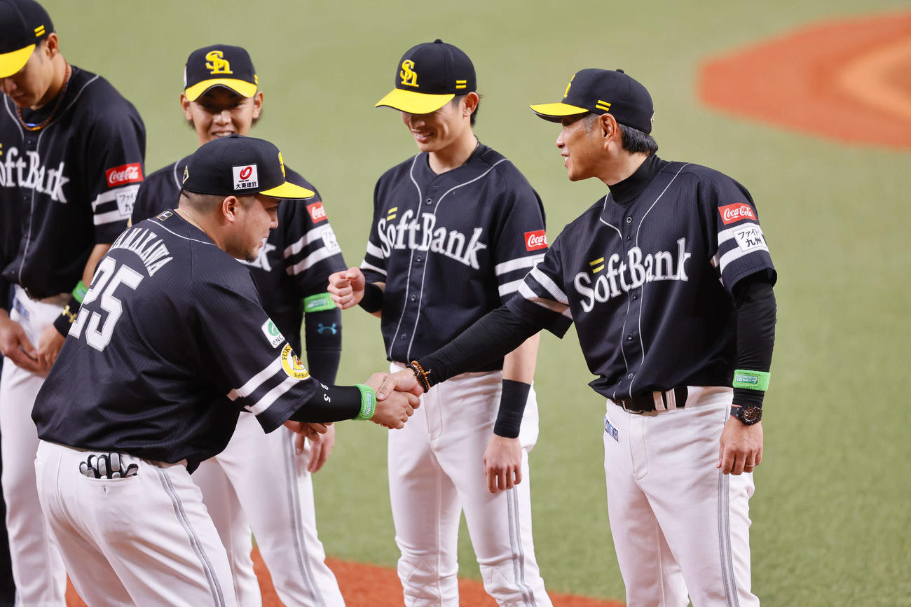 オリックス対ソフトバンク　試合前のセレモニーで、山川と握手を交わすソフトバンク小久保裕紀監督（撮影・藤尾明華）