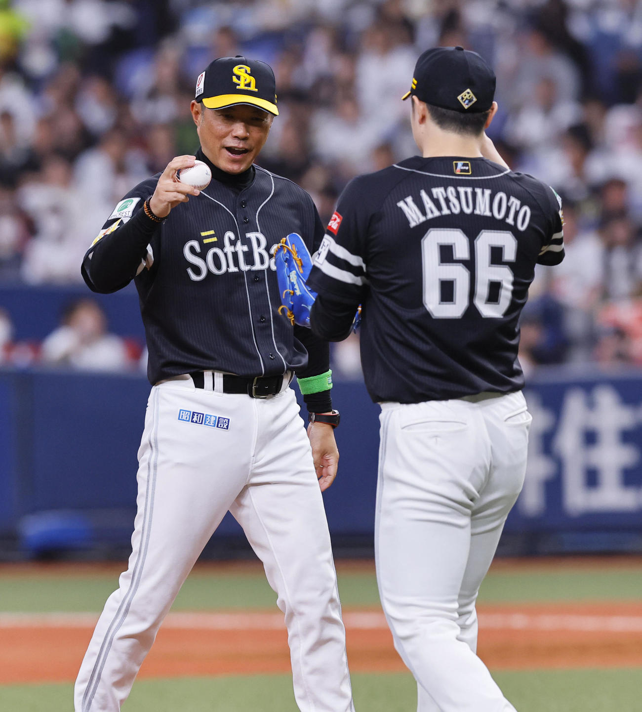 オリックス対ソフトバンク　7回裏オリックス2死一、三塁、松本裕（右）にボールを渡すソフトバンク小久保監督（撮影・藤尾明華）