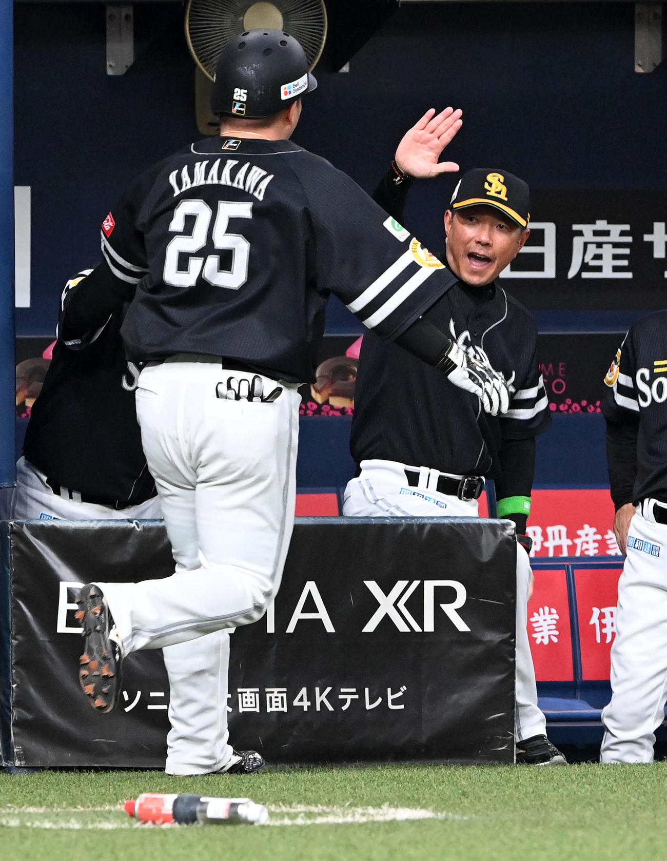 オリックス対ソフトバンク　右中間に本塁打を放った山川（左）を笑顔で迎える小久保監督（撮影・前岡正明）