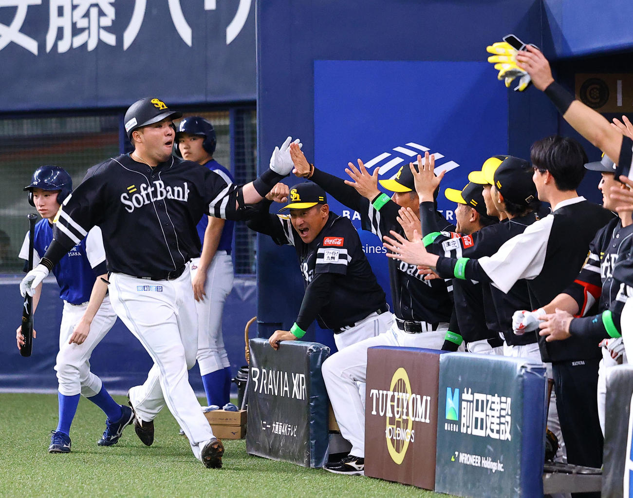 オリックス対ソフトバンク　7回表ソフトバンク無死、本塁打を放ち小久保裕紀監督らに出迎える山川（撮影・藤尾明華）