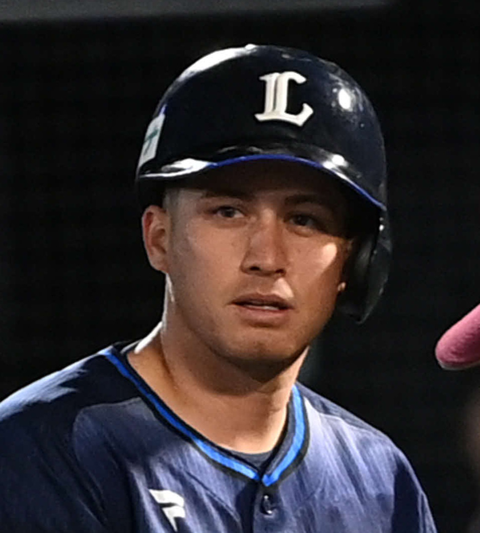 楽天対西武　9回表西武1死、左前打で出塁したブランドン（撮影・山崎安昭）