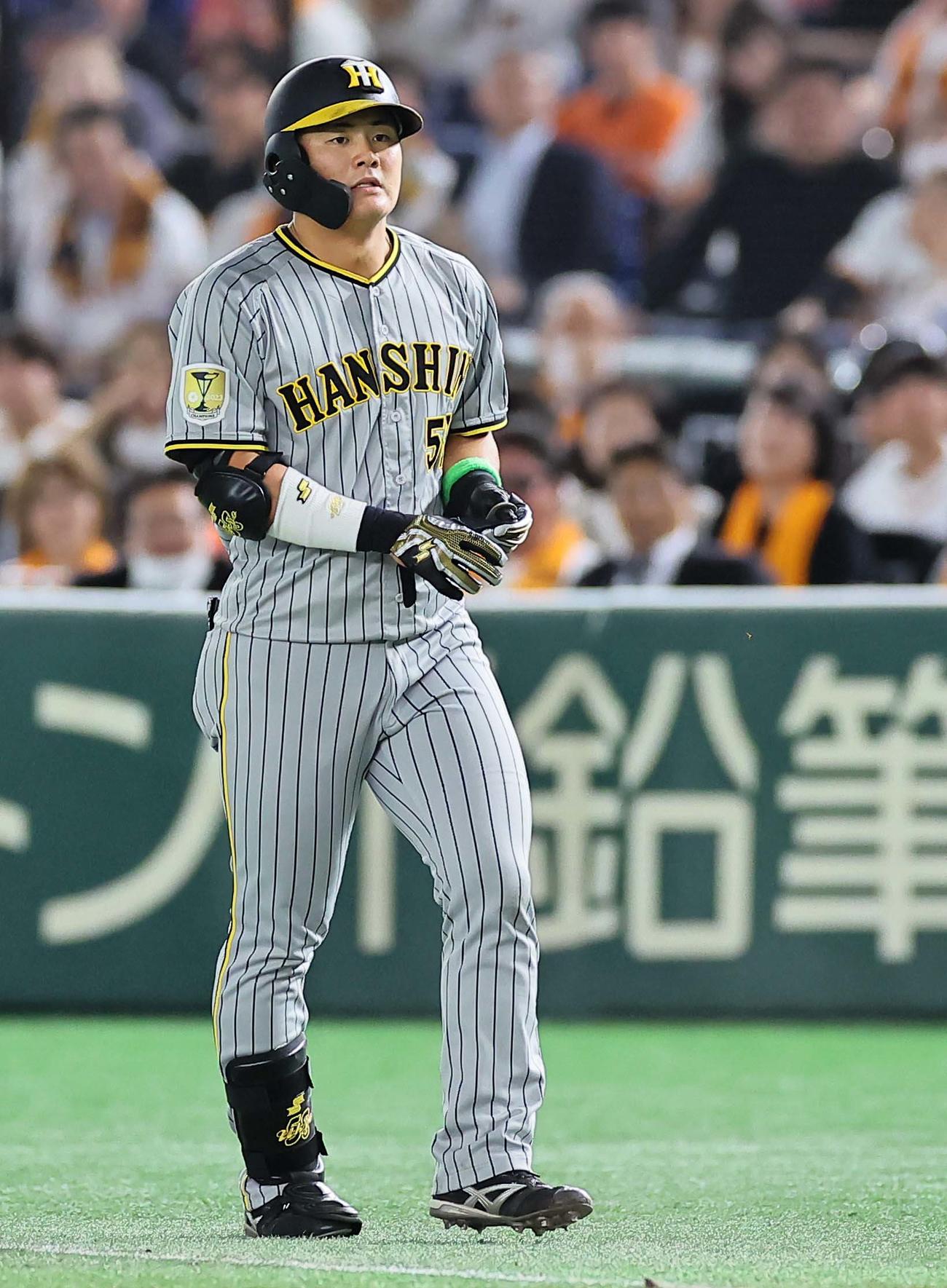 巨人対阪神　9回表阪神2死、振り逃げで出塁する前川（撮影・上田博志）