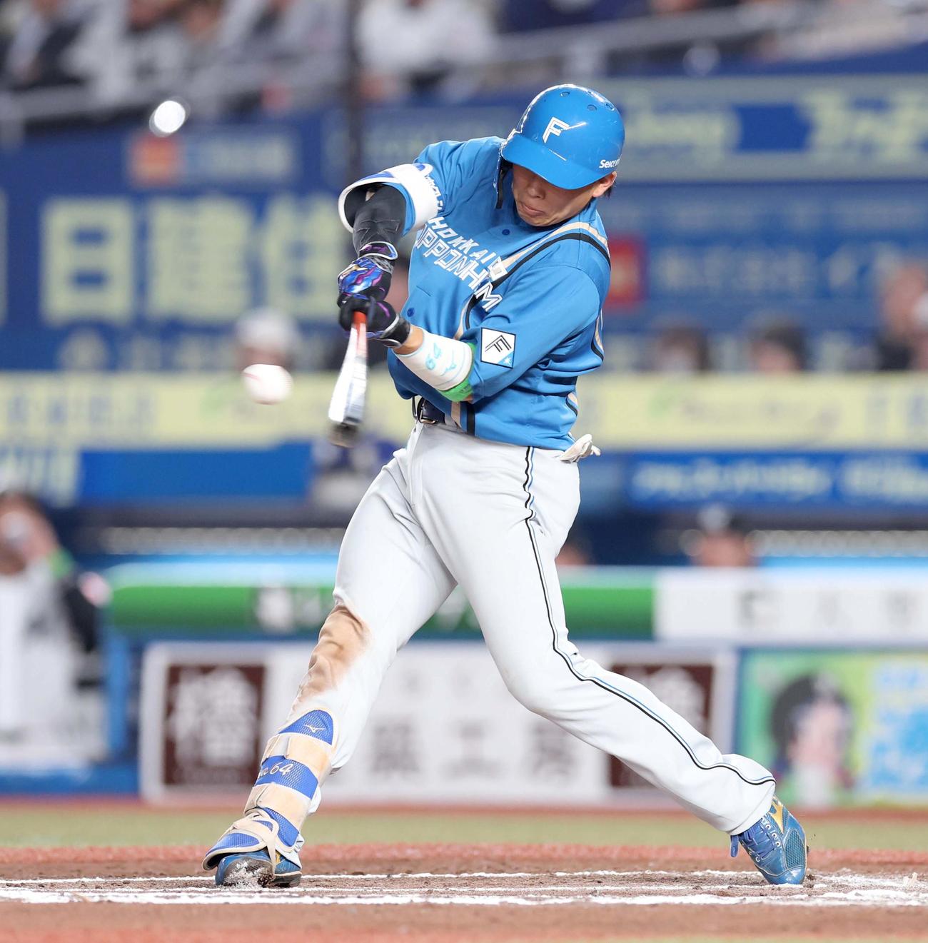 ロッテ対日本ハム　7回表日本ハム1死、右前打を放つ田宮（撮影・黒川智章）
