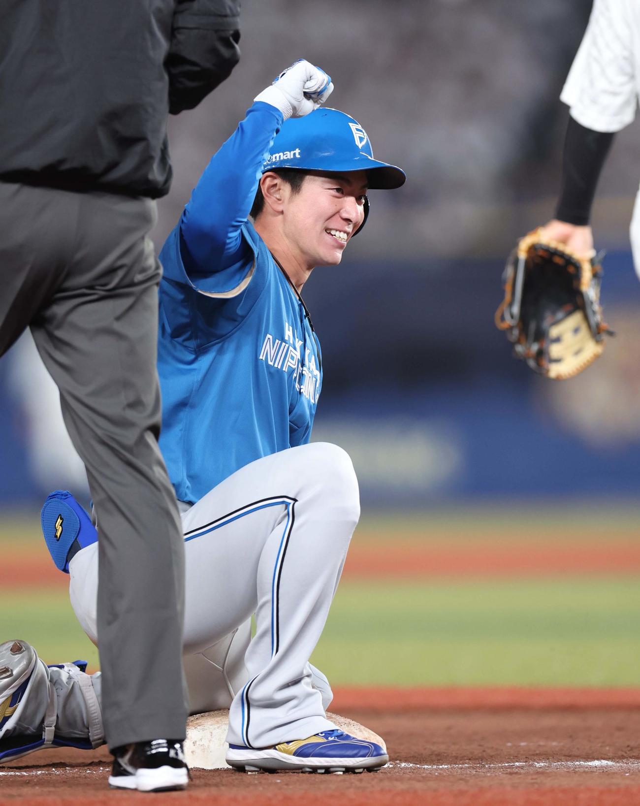 ロッテ対日本ハム　5回表日本ハム1死二塁、左中間に適時三塁打を放ちガッポーズの松本剛（撮影・黒川智章）