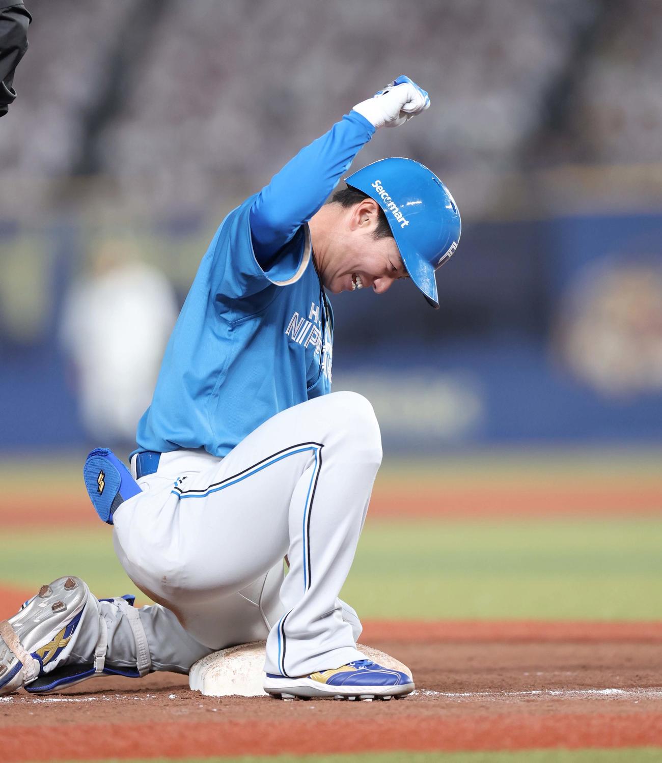 ロッテ対日本ハム　5回表日本ハム1死二塁、左中間に適時三塁打を放ちガッポーズの松本剛（撮影・黒川智章）
