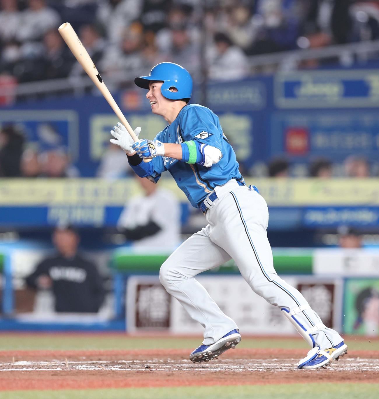ロッテ対日本ハム　5回表日本ハム1死二塁、左中間に適時三塁打を放つ松本剛（撮影・黒川智章）