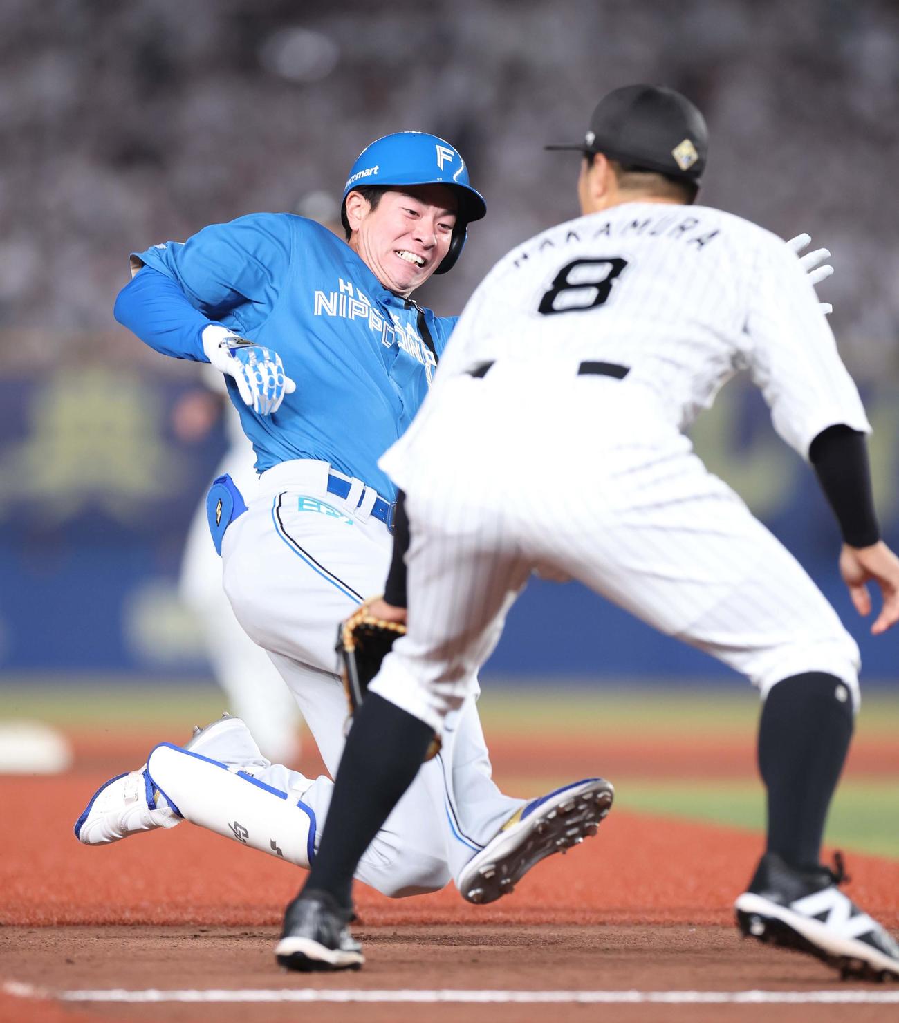 ロッテ対日本ハム　5回表日本ハム1死二塁、左中間に適時三塁打を放つ松本剛（撮影・黒川智章）