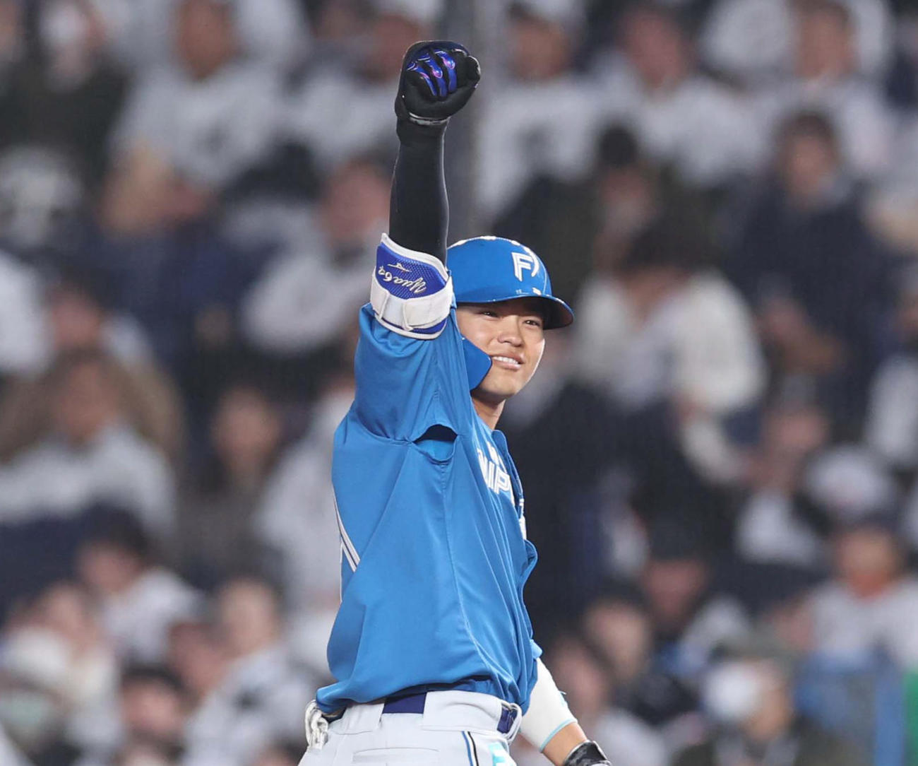 ロッテ対日本ハム　3回表日本ハム無死一、三塁、適時打を放ちガッツポーズの田宮（撮影・黒川智章）