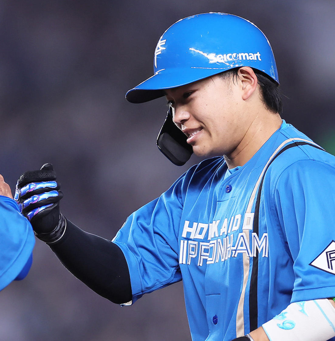 ロッテ対日本ハム　7回表日本ハム1死、田宮（右）は右前打を放ち笑顔（撮影・足立雅史）