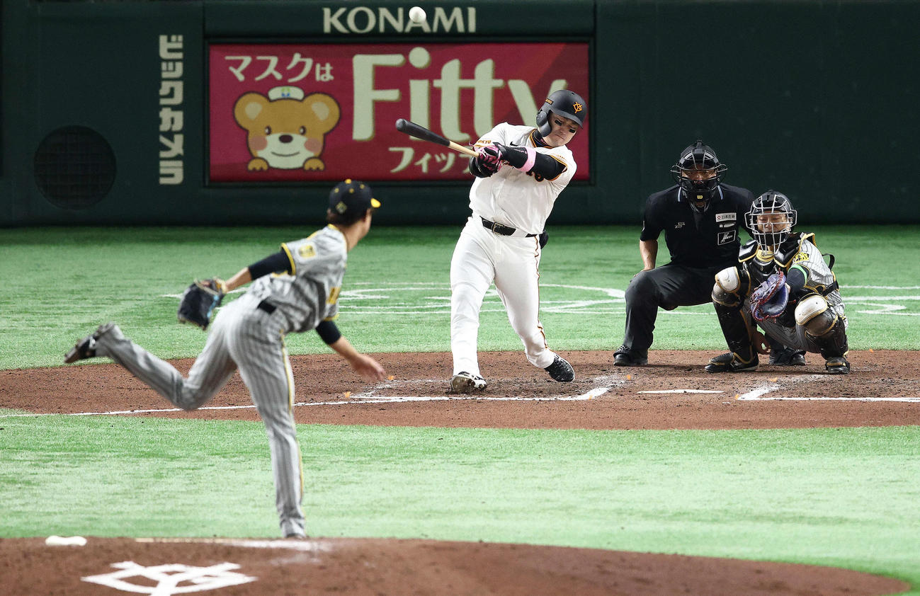 巨人対阪神　6回裏巨人2死、右前打を放つ丸。投手島本（撮影・河田真司）