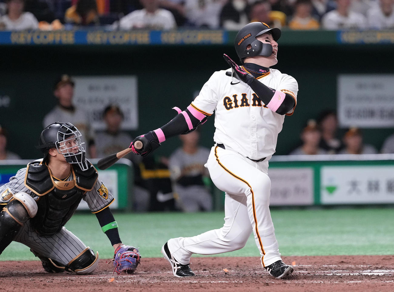 巨人対阪神　8回裏巨人1死一、三塁、左前適時打を放つ丸（撮影・鈴木みどり）
