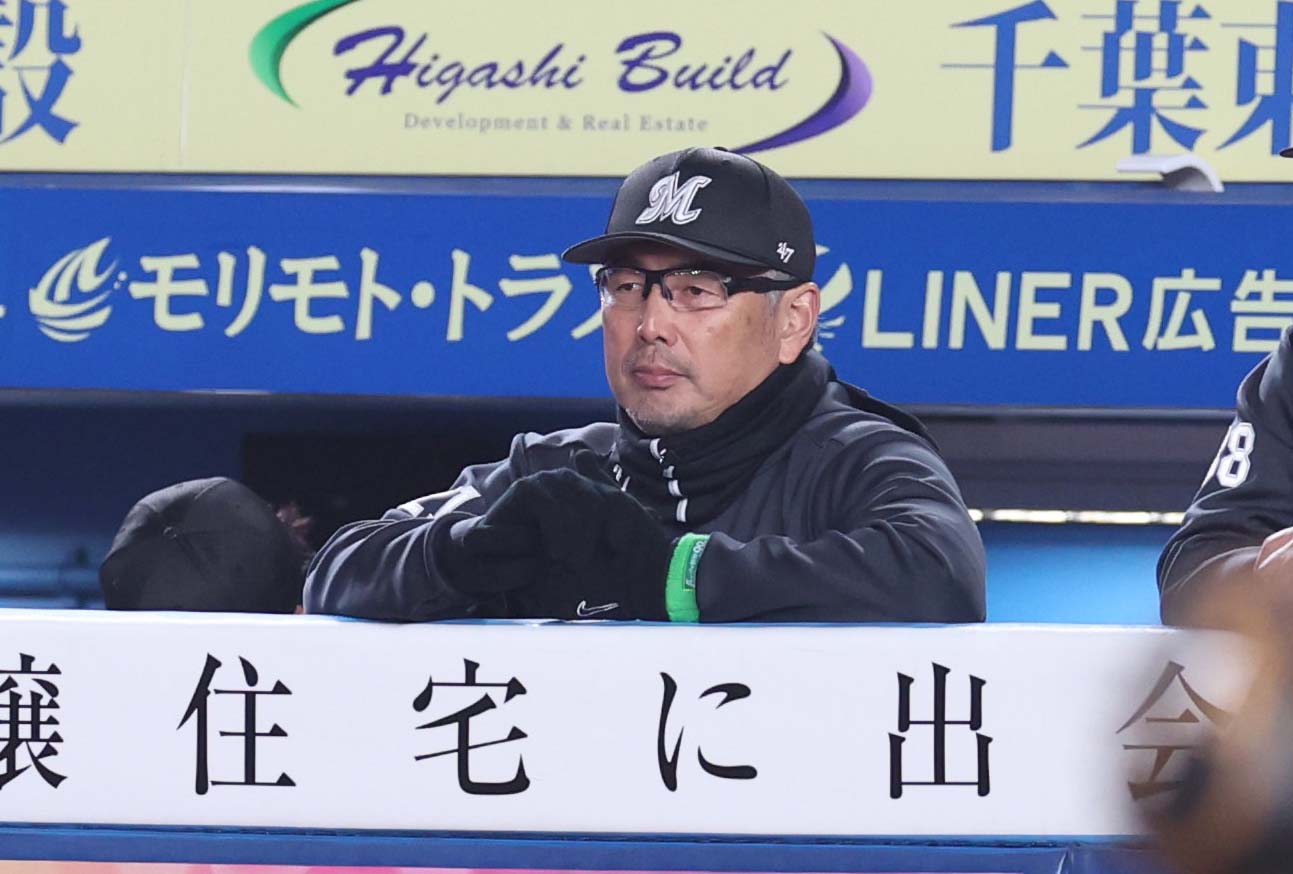 ロッテ対日本ハム　試合を見つめる吉井監督（撮影・黒川智章）