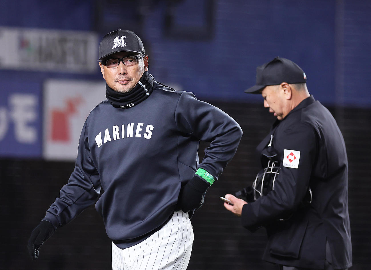 ロッテ対日本ハム　交代を告げベンチに戻るロッテ吉井監督（撮影・足立雅史）