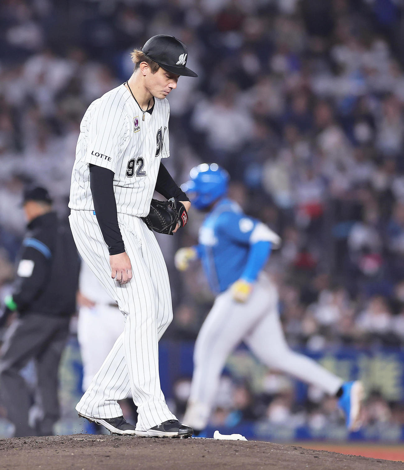 ロッテ対日本ハム　6回表日本ハム2死、レイエス（後方）に本塁打を浴びた国吉（撮影・足立雅史）