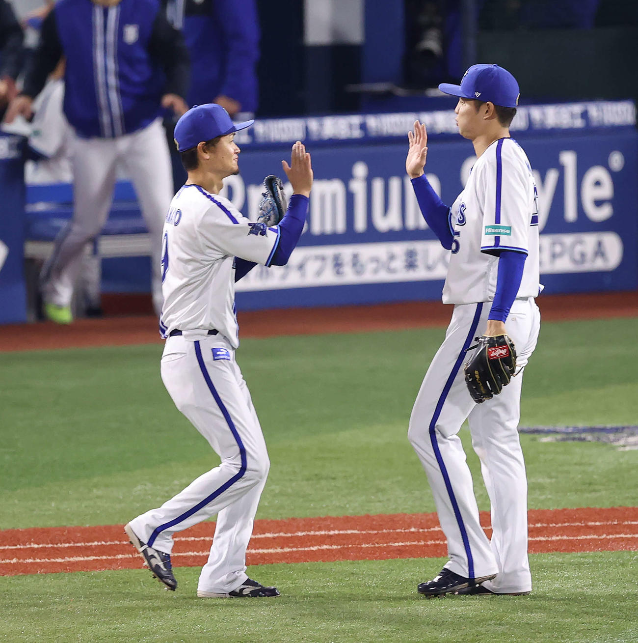 DeNA対広島　開幕戦に勝利しタッチを交わすDeNA大和（左）と森原（撮影・河野匠）