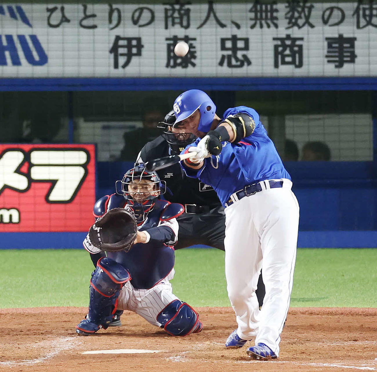 ヤクルト対中日　5回表中日2死、左越え勝ち越しソロ本塁打を放つ中田。投手サイスニード（撮影・宮地輝）