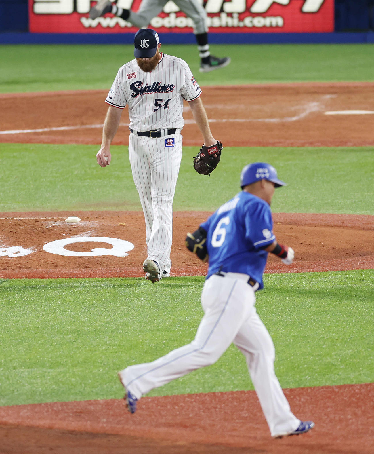 ヤクルト対中日　5回表中日2死、中田（手前）に左越え勝ち越しソロ本塁打を浴びるサイスニード（撮影・宮地輝）