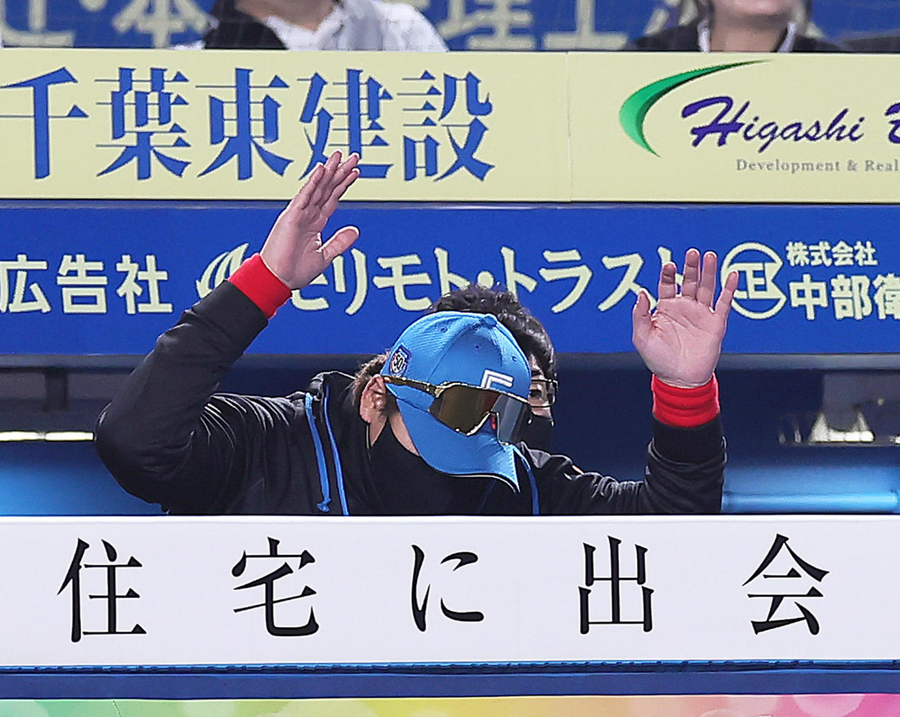 ロッテ対日本ハム　開幕戦に勝利しベンチをたたき喜ぶ日本ハム新庄監督（撮影・足立雅史）
