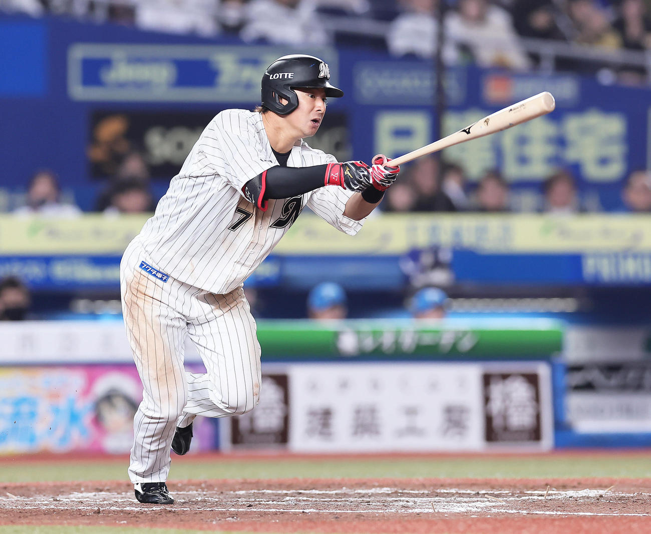 ロッテ対日本ハム　3回裏ロッテ2死、藤岡は右二塁打を放つ（撮影・足立雅史）