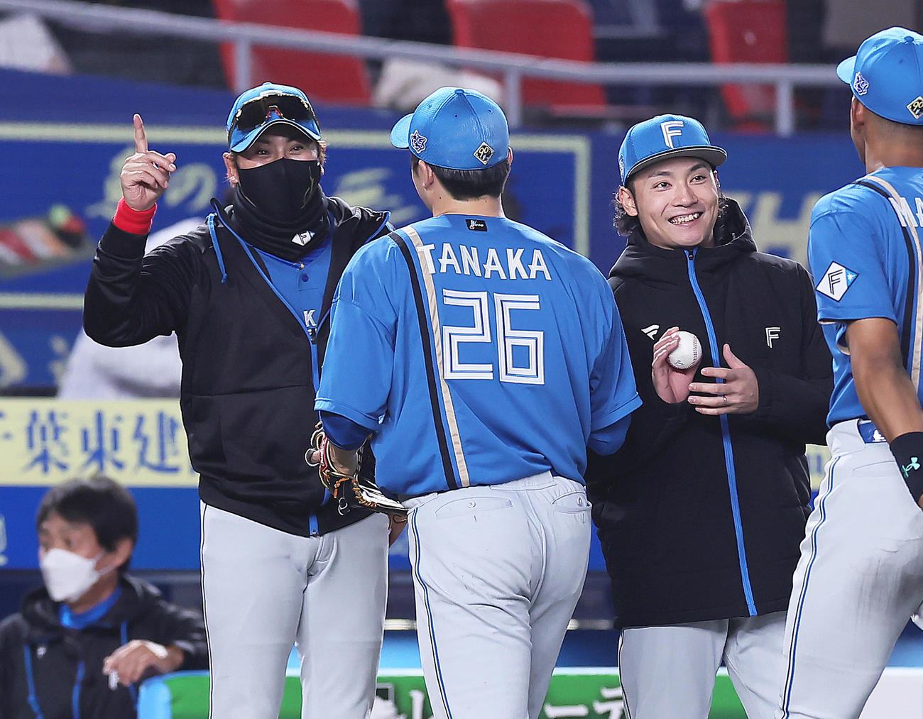 ロッテ対日本ハム　試合後、田中正（中央）を笑顔で迎える新庄監督（左）。右は勝利投手の先発伊藤（撮影・足立雅史）