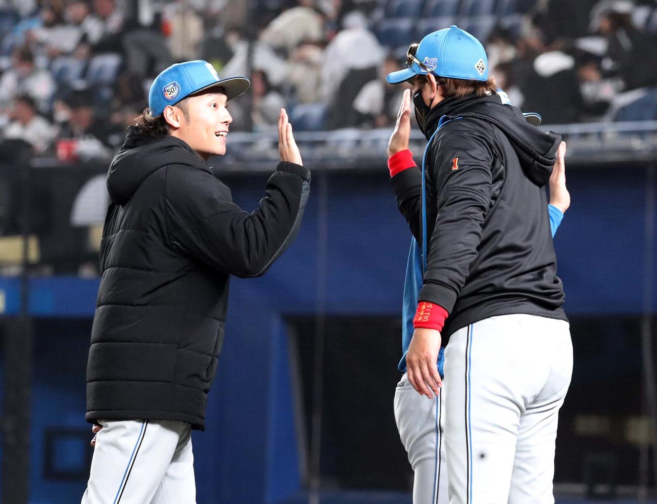 ロッテ対日本ハム　試合後、伊藤を出迎える新庄監督（撮影・黒川智章）