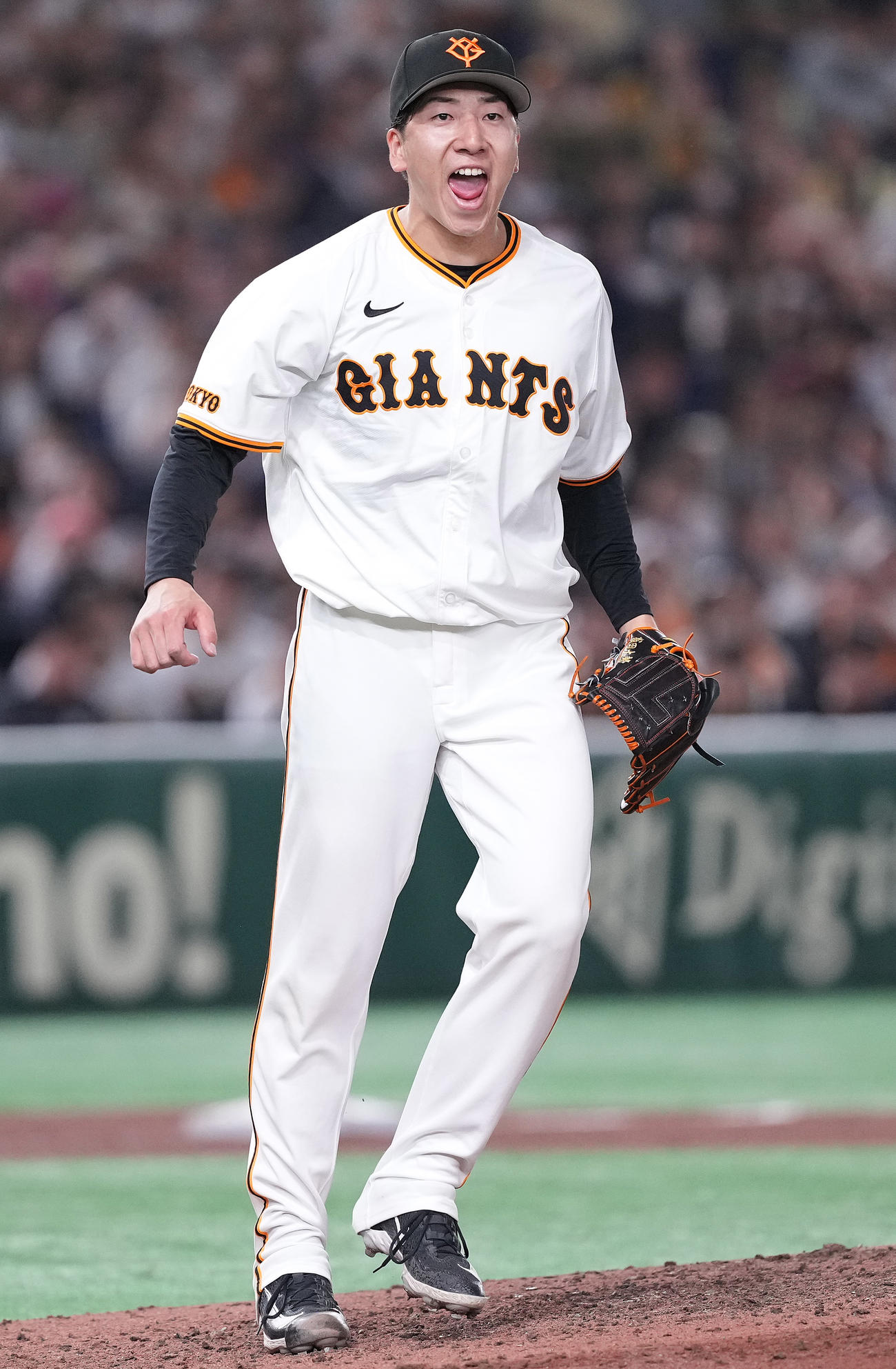 巨人対阪神　9回表阪神1死、佐藤輝を空振り三振に仕留め雄たけびを上げる大勢（撮影・鈴木みどり）