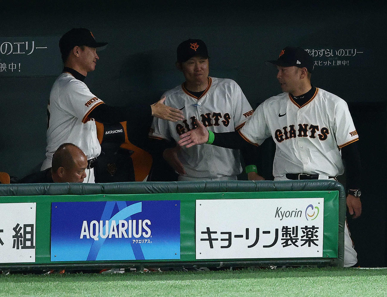 巨人対阪神　開幕戦で阪神に勝利し、監督初勝利を挙げる巨人阿部監督（右）（撮影・河田真司）