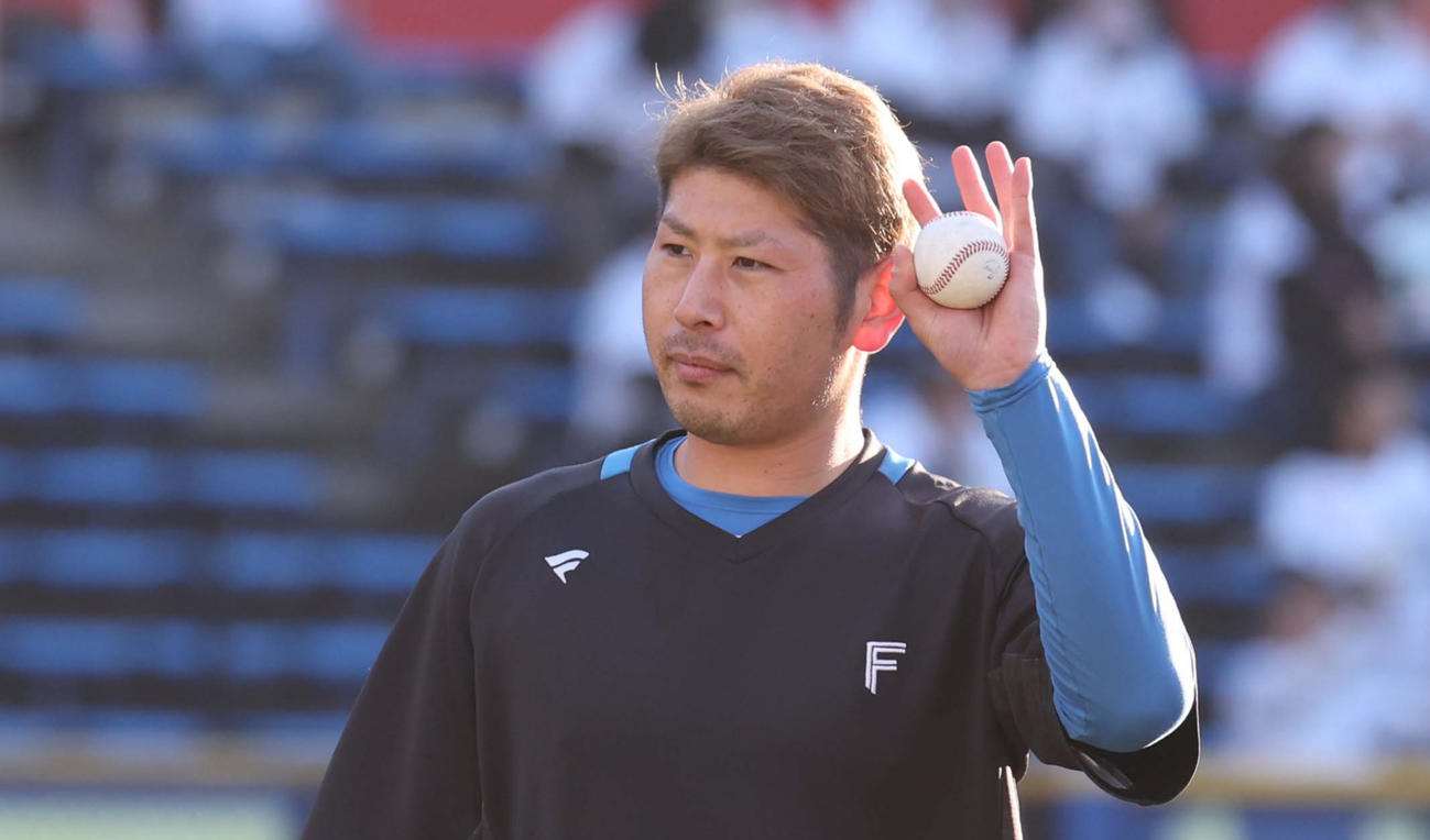 練習を終えスタンドに手を振る加藤貴（撮影・黒川智章）