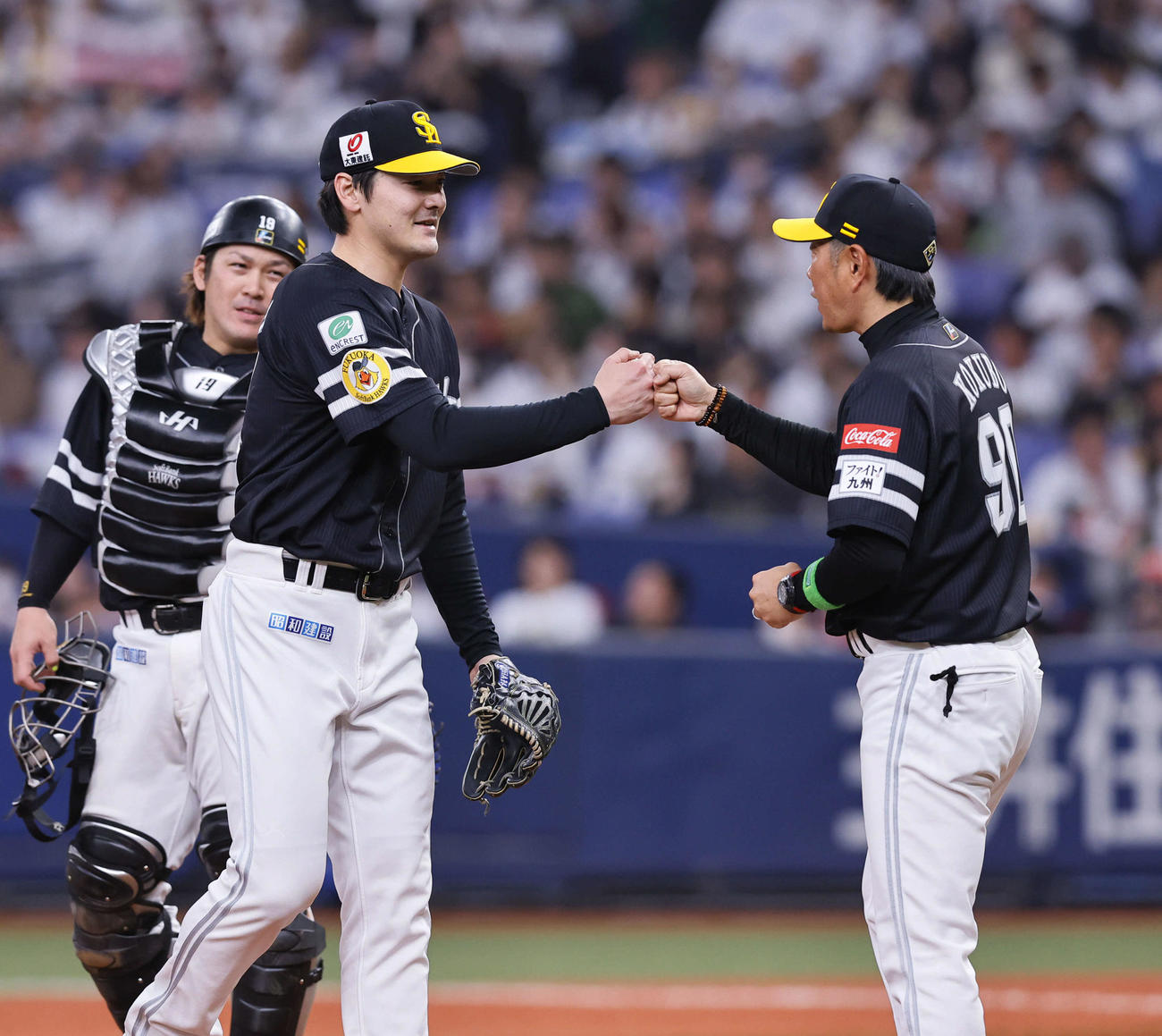 オリックス対ソフトバンク　7回裏オリックス2死一、三塁、小久保監督（右）とグータッチを交わし降板する有原（2024年3月29日撮影）
