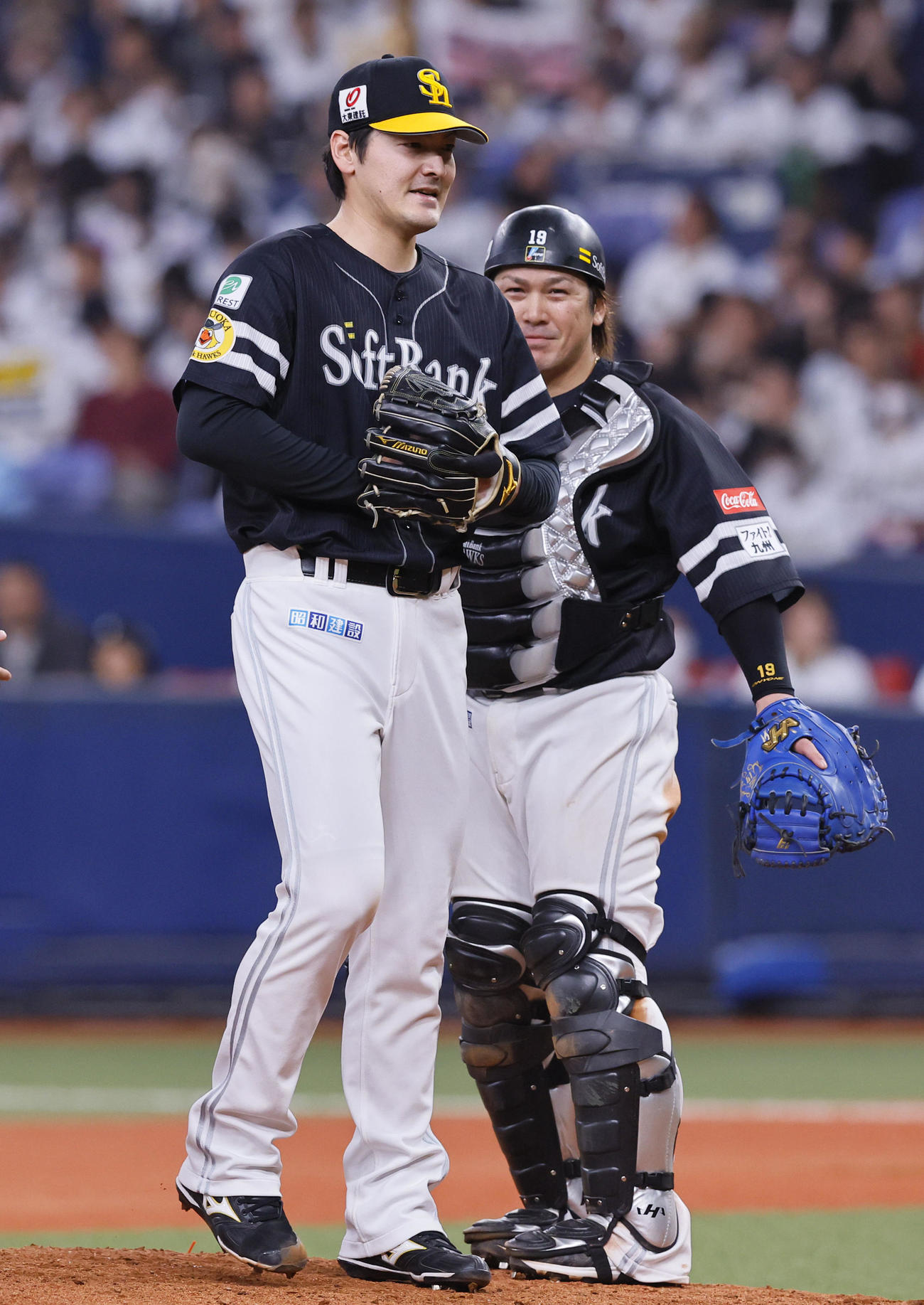 オリックス対ソフトバンク　7回裏オリックス2死一、三塁、交代を告げられ笑顔を見せる有原（2024年3月29日撮影）
