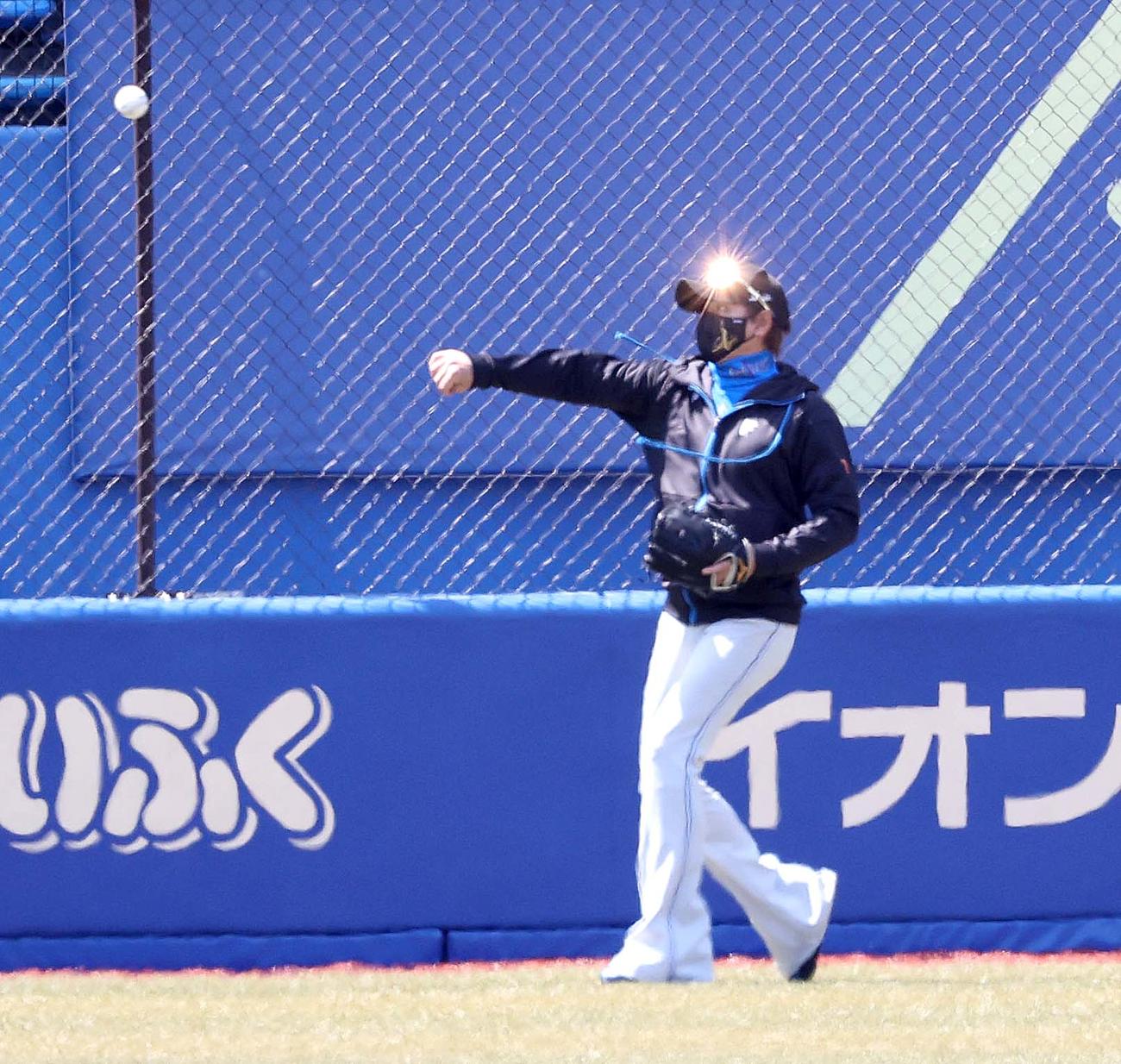 ロッテ対日本ハム　外野でキャッチボールする新庄監督（撮影・黒川智章）
