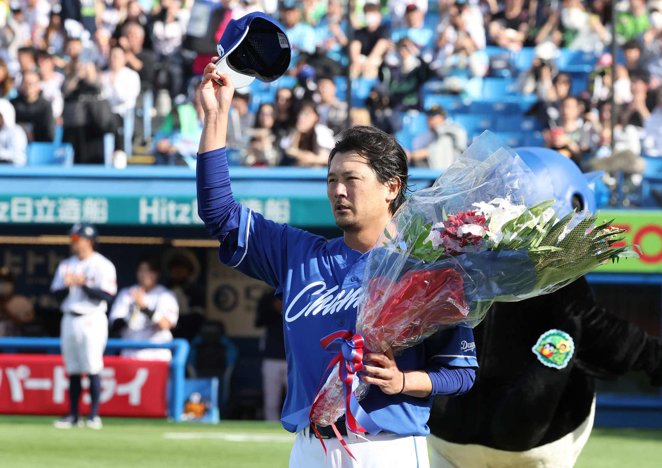 ヤクルト対中日　通算2000奪三振を達成して声援に応える中日涌井（撮影・丹羽敏通）