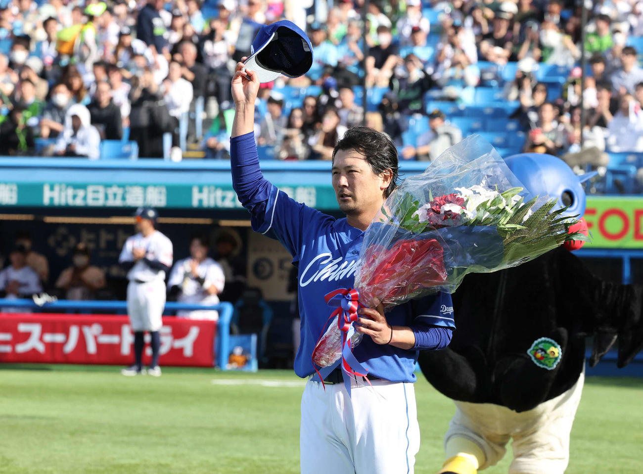 ヤクルト対中日　通算2000奪三振を達成して声援に応える中日涌井（撮影・丹羽敏通）