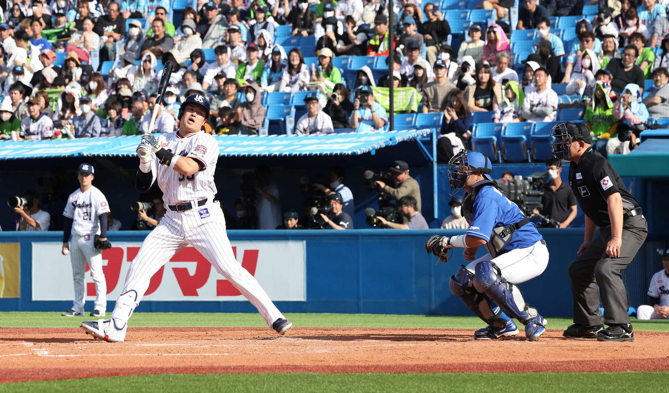 ヤクルト対中日　4回裏ヤクルト2死、村上は空振り三振に倒れる。捕手木下拓（撮影・丹羽敏通）