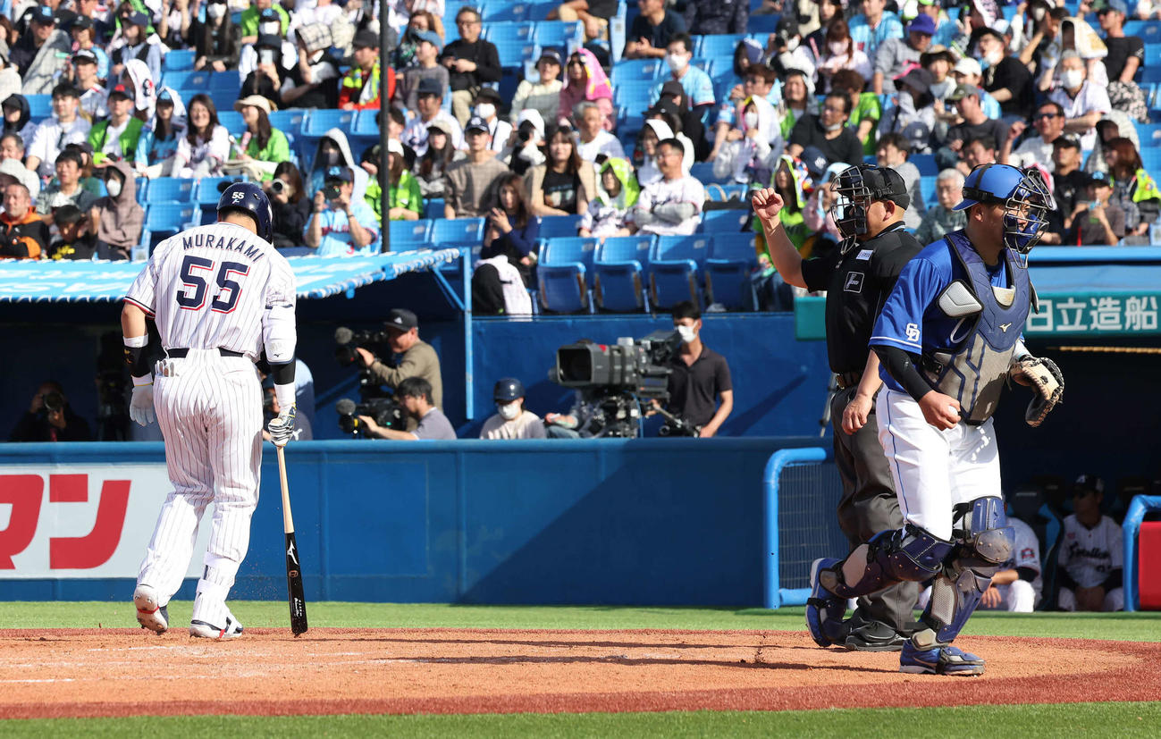 ヤクルト対中日　4回裏ヤクルト2死、村上は空振り三振に倒れる。捕手木下拓（撮影・丹羽敏通）