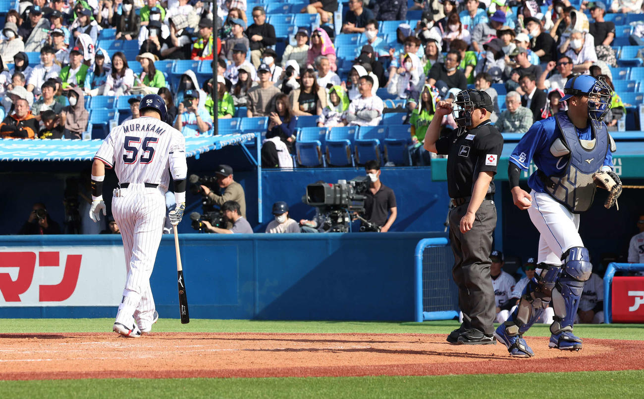 ヤクルト対中日　4回裏ヤクルト2死、村上は空振り三振に倒れる。捕手木下拓（撮影・丹羽敏通）