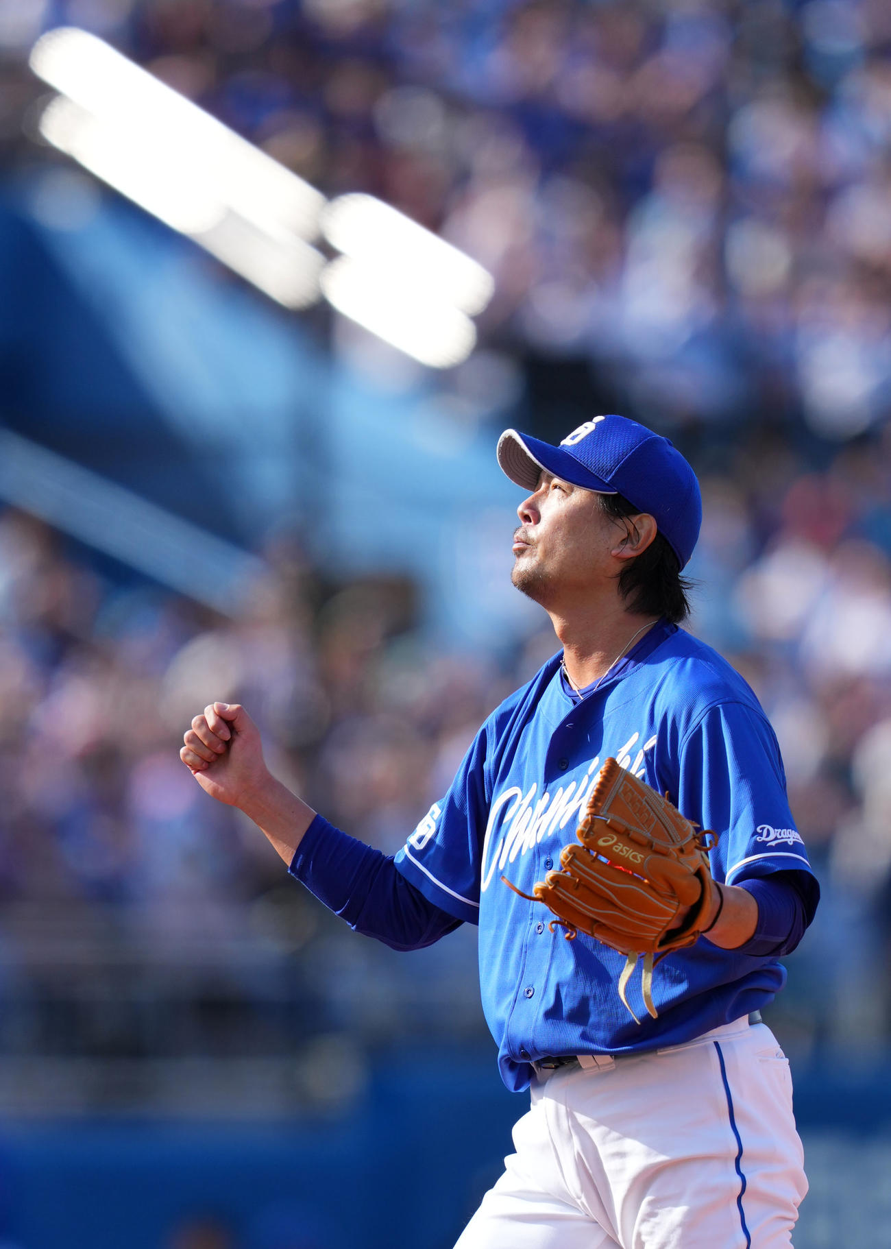 ヤクルト対中日　4回裏ヤクルト2死、村上を三振に仕留め通算2000奪三振を達成し空を見上げる涌井（撮影・横山健太）