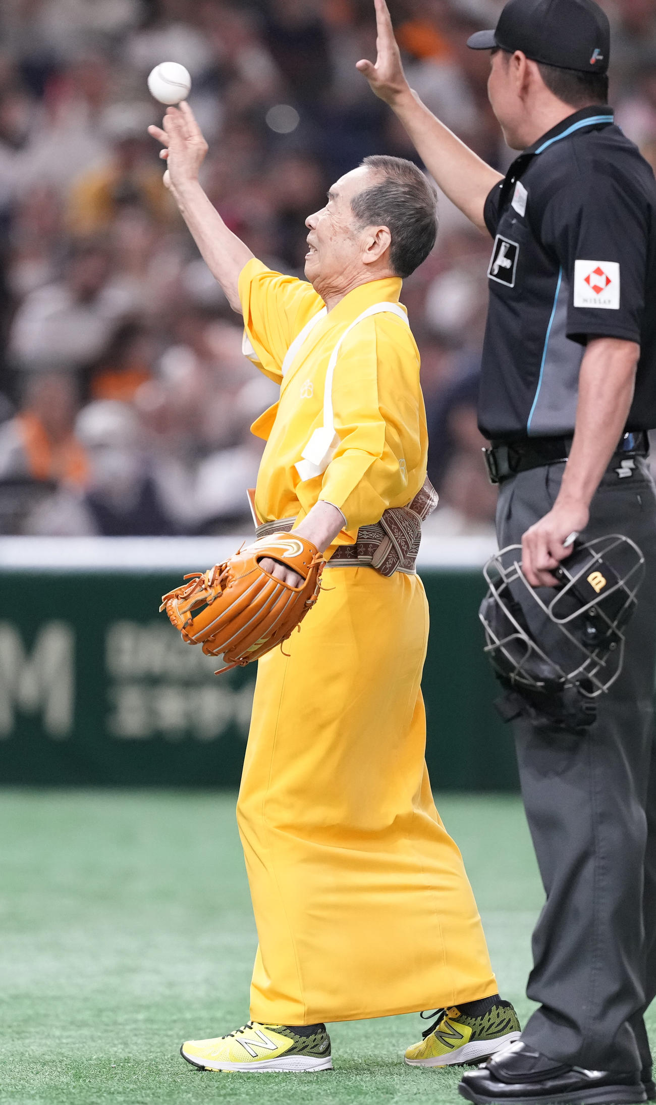 巨人対阪神　始球式で投球する林家木久扇（撮影・鈴木みどり）