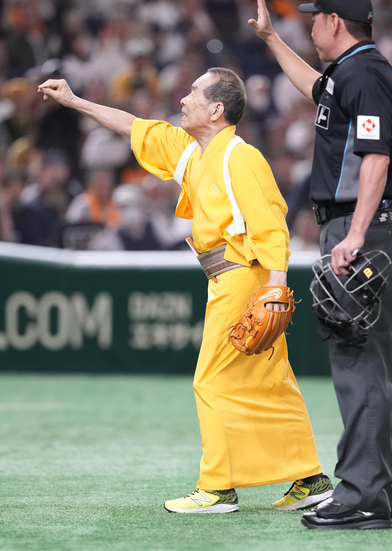巨人対阪神　始球式で投球する林家木久扇（撮影・鈴木みどり）