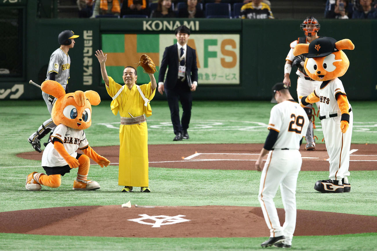 巨人対阪神　始球式を務める林家木久扇（撮影・河田真司）