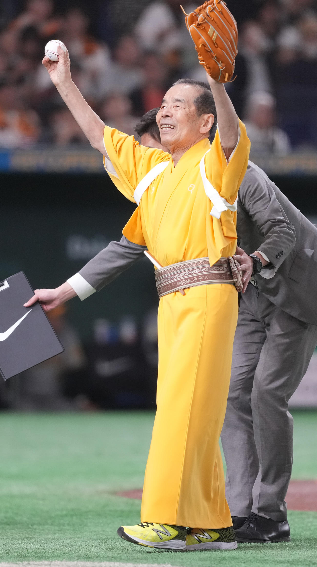 巨人対阪神　始球式を終え、声援に応える林家木久扇（撮影・鈴木みどり）