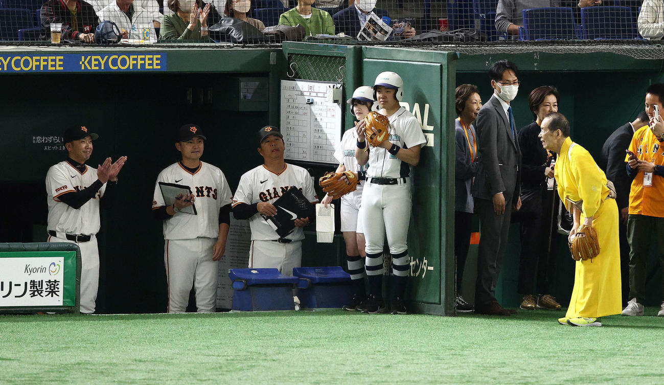 巨人対阪神　始球式を終え引き揚げる林家木久扇（右）。左は巨人阿部監督（撮影・河田真司）