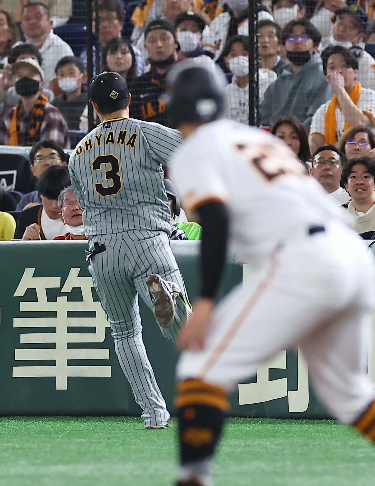 巨人対阪神　2回裏巨人無死一塁、大山は坂本の一邪飛を背走キャッチする（撮影・上田博志）
