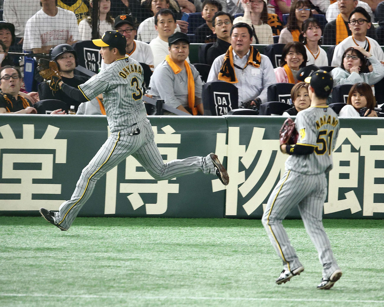 巨人対阪神　2回裏巨人無死一塁、坂本の邪飛を好捕する大山（左）（撮影・河田真司）