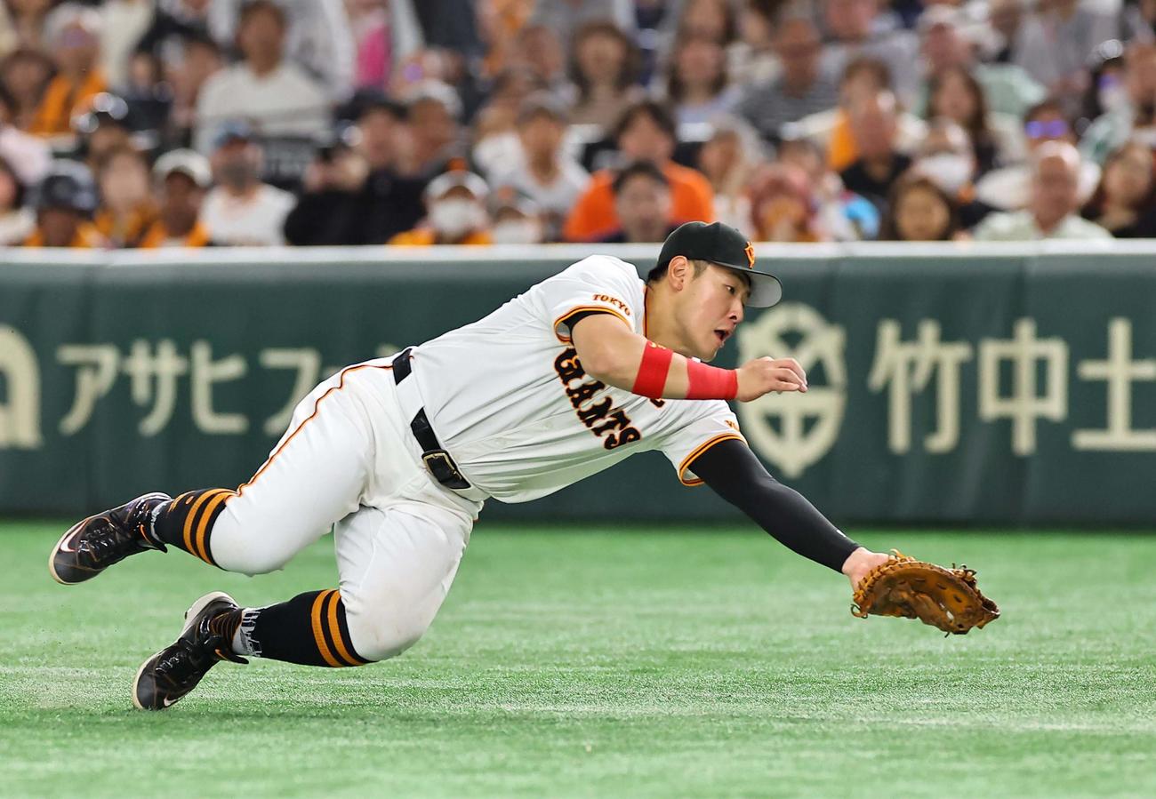 巨人対阪神　4回表阪神1死一、三塁、岡本和は坂本の浮いたスクイズを好捕する（撮影・上田博志）