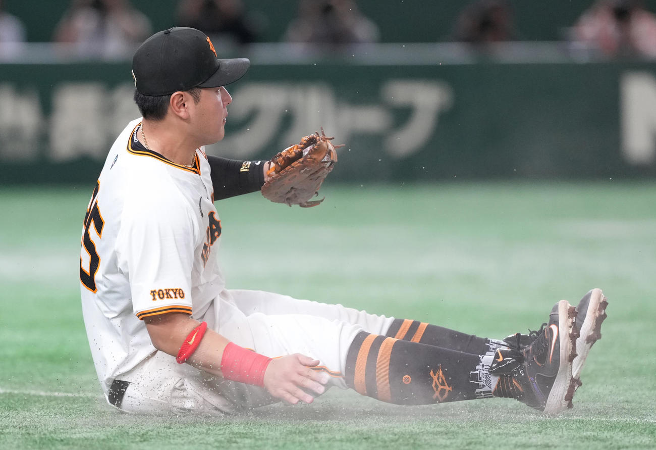 巨人対阪神　4回表阪神1死一、三塁、坂本のスクイズを好捕し一邪飛に仕留めた一塁手岡本和（撮影・鈴木みどり）