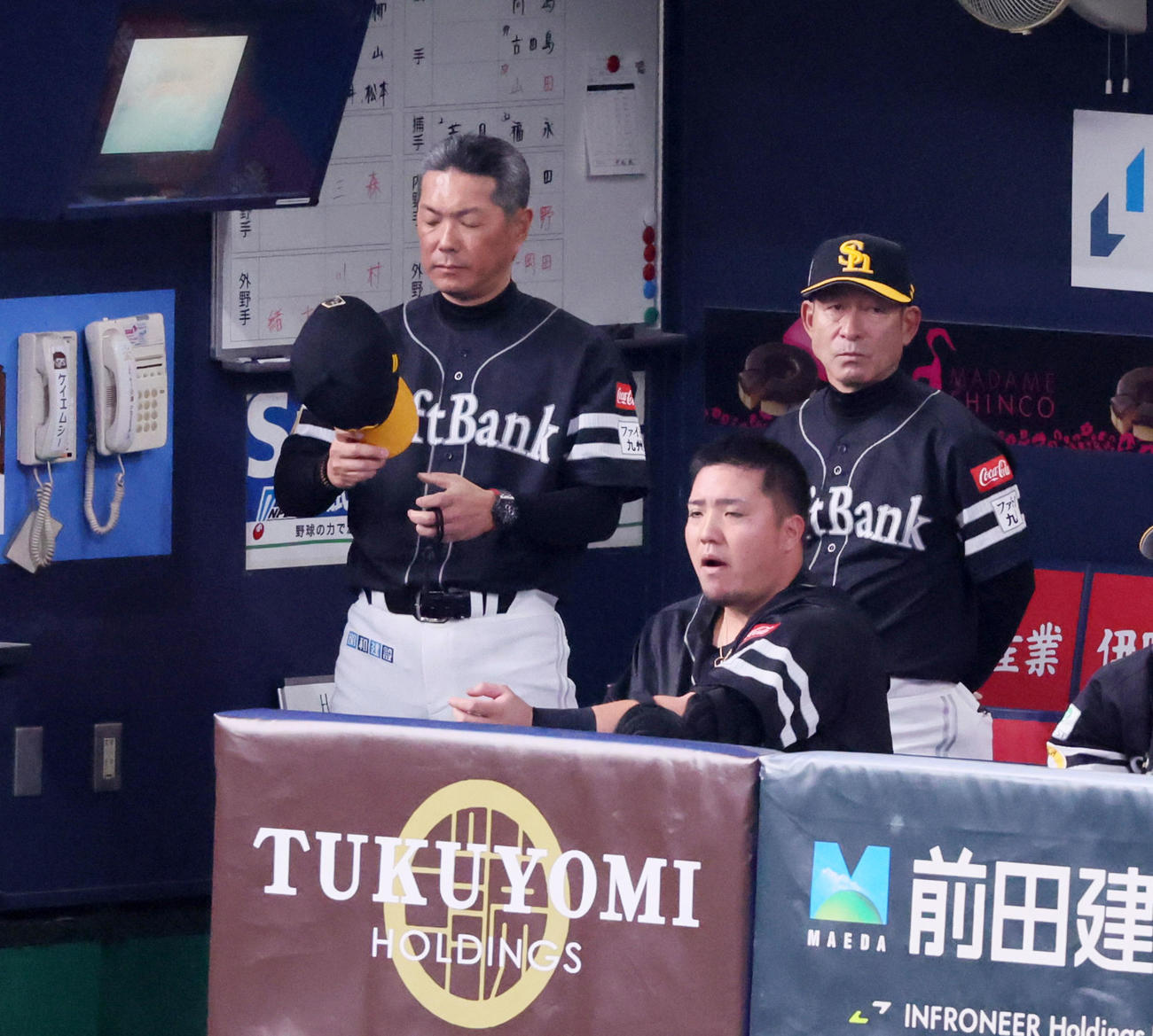 オリックス対ソフトバンク　9回表ソフトバンク1死一塁、三振してベンチへ戻った山川の左で帽子を取る小久保監督（撮影・加藤哉）